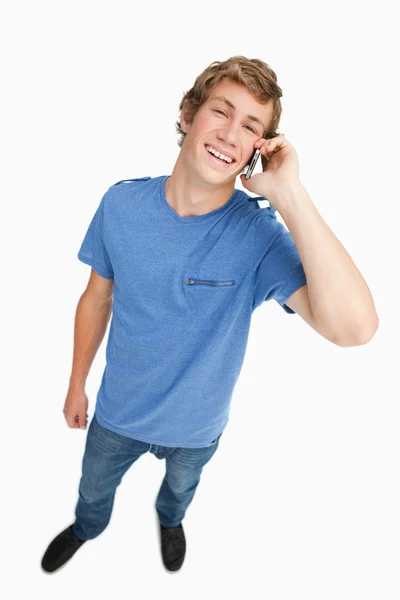 Взгляд на смеющегося студента по телефону — стоковое фото