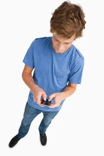 Onun smartphone kullanarak bir erkek öğrencinin balıkgözü görünümü — Stok fotoğraf
