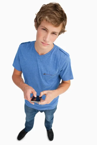 Fisheye θέα ενός νεαρού άνδρα που κατέχουν ένα smartphone — Φωτογραφία Αρχείου