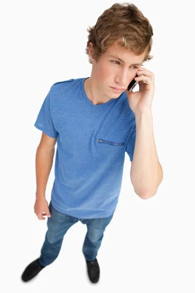 Rybí oko pohled mladého muže, telefonování — Stock fotografie