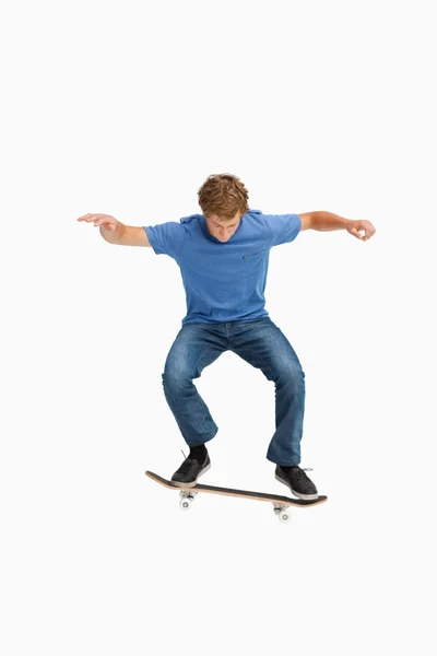 스케이트 보드에 젊은 남자 — 스톡 사진