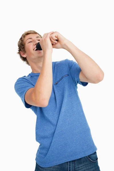 Young man singing with a microphone — Stock Photo, Image