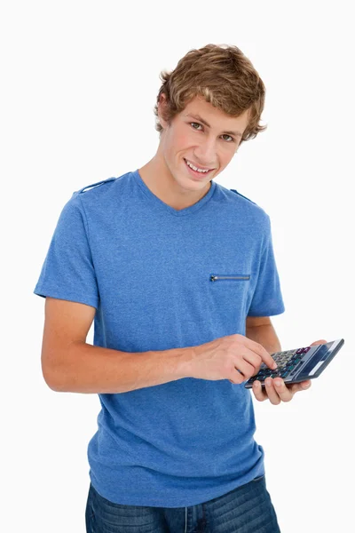 一名年轻男子使用计算器的肖像 — 图库照片