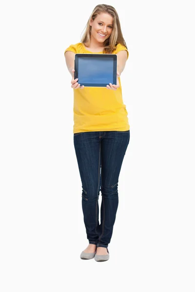 Blondine lächelt, während sie einen Touchpad-Bildschirm zeigt — Stockfoto