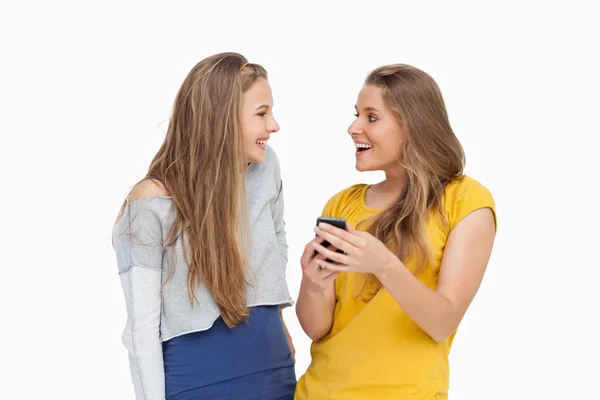 Dwie młode kobiety szczęśliwy patrząc smartphone — Zdjęcie stockowe