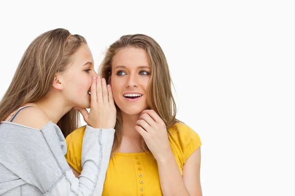Blonde Studentin flüstert ihrem schönen Freund zu — Stockfoto