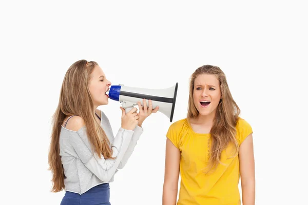Estudante feminina usando um alto-falante em outra garota — Fotografia de Stock