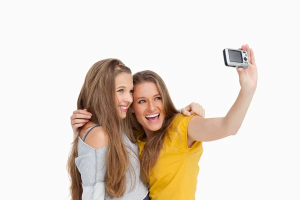 Dois estudantes tirando uma foto de si mesmos — Fotografia de Stock