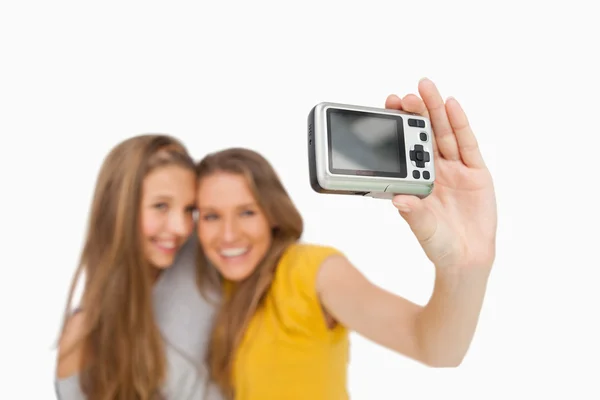 Dos estudiantes tomando una foto de sí mismos con un cámara digital —  Fotos de Stock