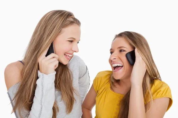 Närbild på två unga kvinnor skrattar på telefonen — Stockfoto