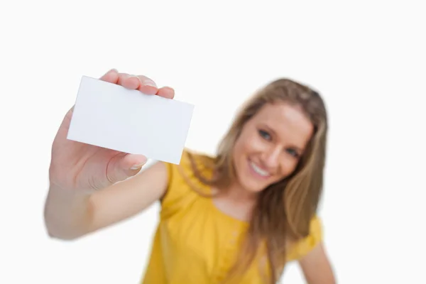 Κοντινό πλάνο του μια ξανθιά γυναίκα που δείχνει μια λευκή κάρτα — Φωτογραφία Αρχείου