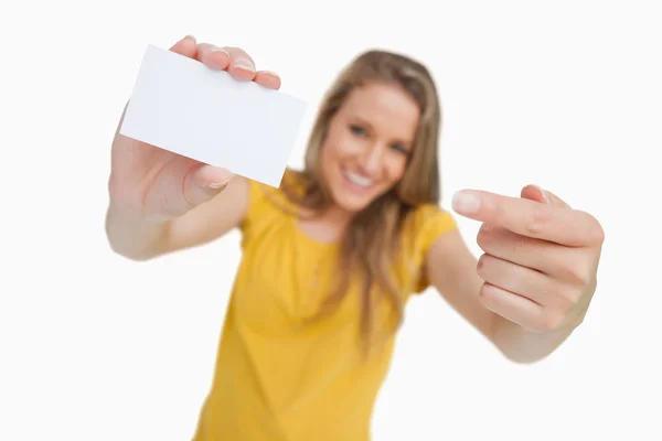 Nahaufnahme auf einer weißen Karte, die eine blonde Studentin hält — Stockfoto