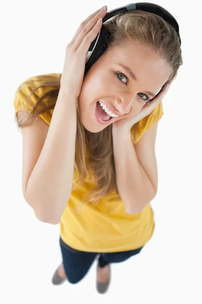 Fisheye vista de uma menina feliz usando fones de ouvido — Fotografia de Stock