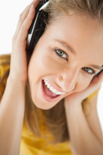 Μεγέθυνση του ένα ξανθό κορίτσι απολαμβάνει τη μουσική με ακουστικά — Φωτογραφία Αρχείου