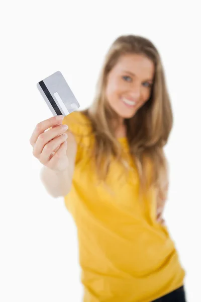 Retrato de una estudiante rubia atendiendo una tarjeta de crédito — Foto de Stock