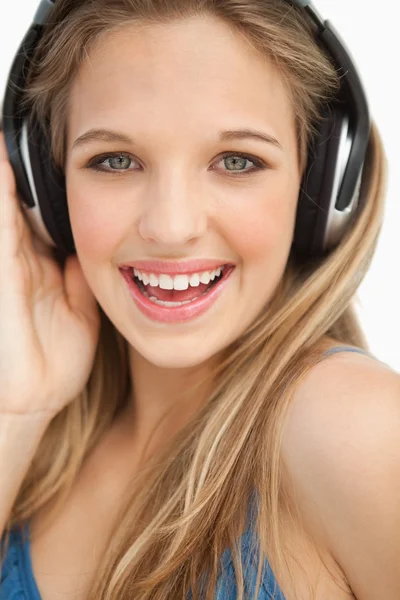 Retrato de uma bela jovem loira usando fones de ouvido — Fotografia de Stock