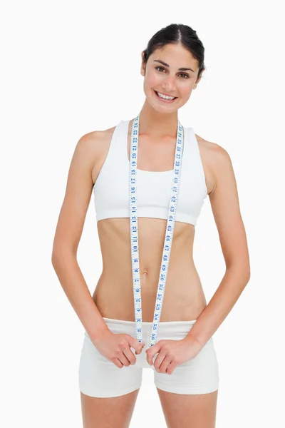 Mulher magra com uma fita métrica — Fotografia de Stock