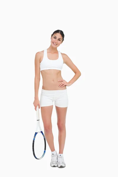 Slanke brunette poseren met een tennisracket — Stockfoto