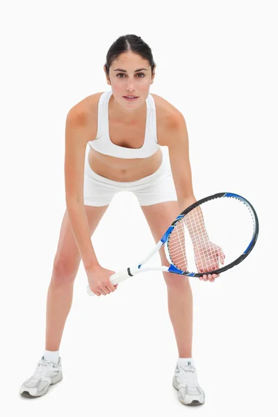 Štíhlá mladá žena hraje tenis v bílých šatech — Stock fotografie