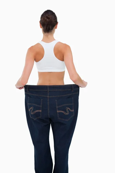 Bakifrån av en kvinna som förlorat mycket i vikt — Stockfoto