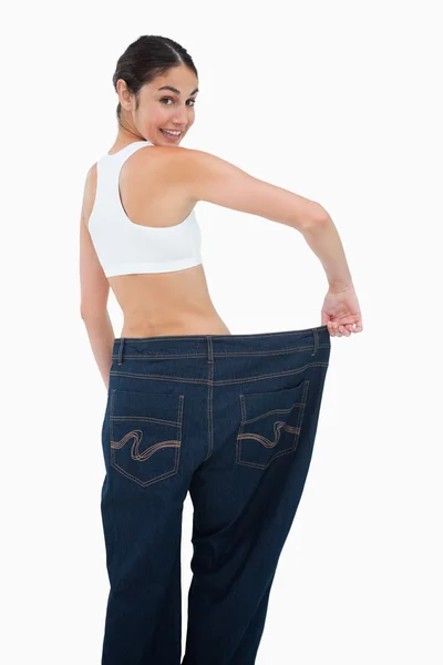 Visão traseira de uma mulher feliz que perdeu muito peso — Fotografia de Stock