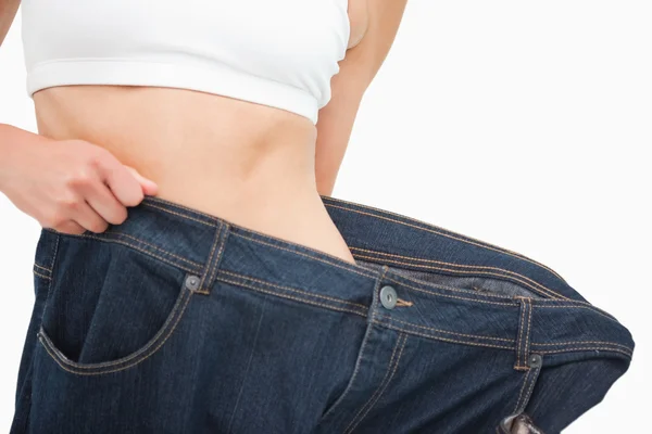 Primer plano de una mujer en la cintura que perdió mucho peso — Foto de Stock