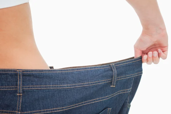 Detail pasu žena v příliš velké kalhoty — Stock fotografie