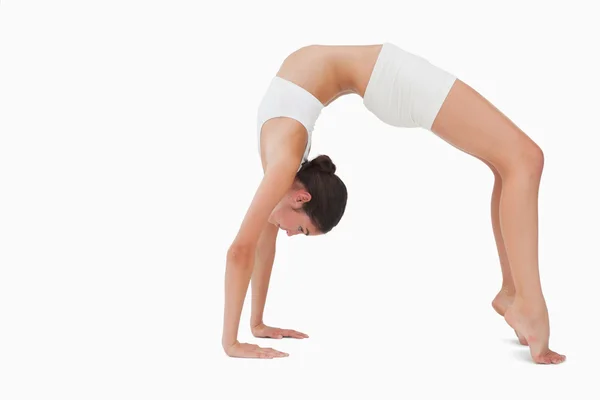 Szczupła kobieta w pozycji jogi — Zdjęcie stockowe