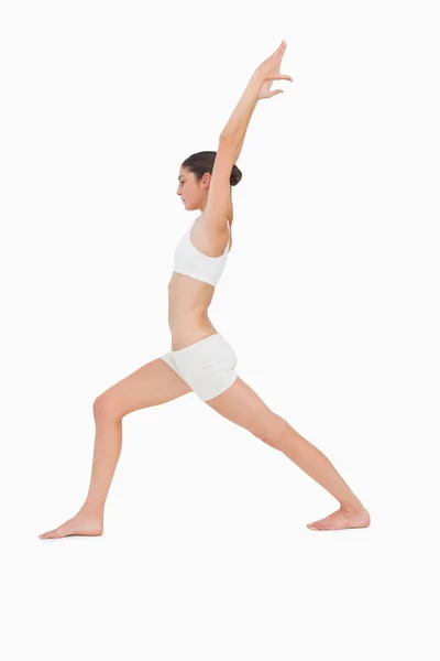 Yoga yaparken ince genç kadın — Stok fotoğraf