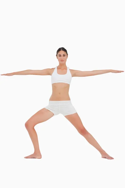 Femme faisant la pose de guerrier de yoga — Photo