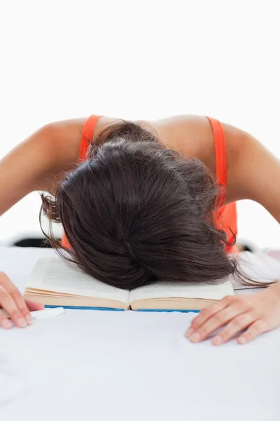 Deprimida estudiante cabeza en sus libros — Foto de Stock