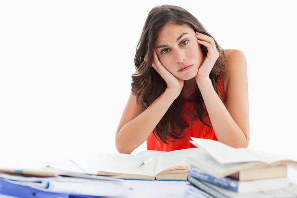 Portrait d'une étudiante ennuyée faisant ses devoirs — Photo