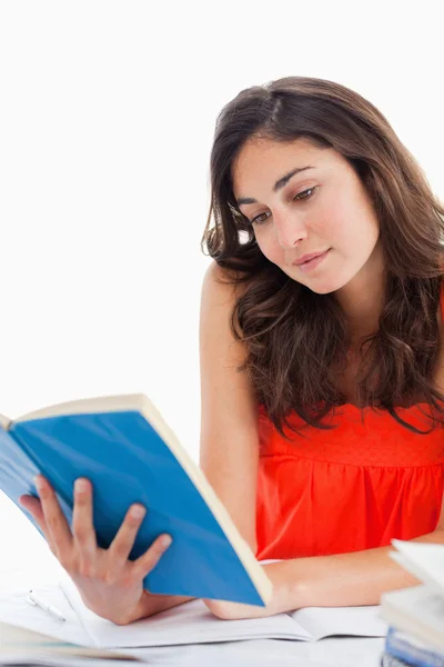 Estudiante leyendo un libro azul —  Fotos de Stock