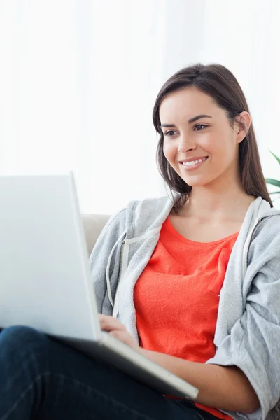 Uma foto de perto de uma mulher usando seu laptop — Fotografia de Stock