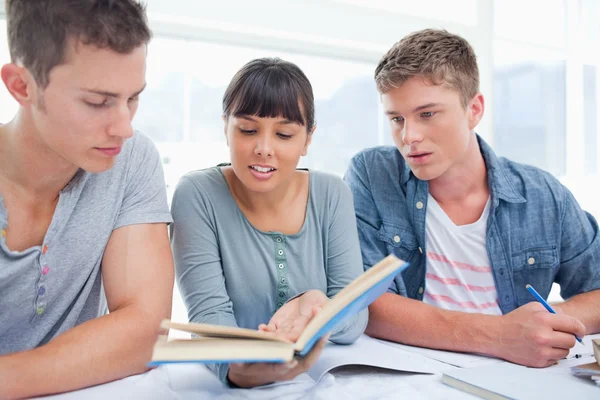 Eine Gruppe von Studenten arbeitet zusammen, während das Mädchen eine Antwort vorliest — Stockfoto