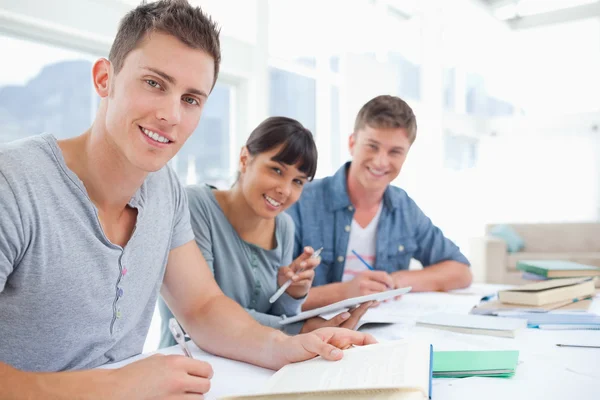 Vista lateral de un grupo de adultos jóvenes que trabajan juntos a medida que — Foto de Stock