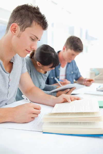 Primer plano de tres estudiantes que estudian duro — Foto de Stock
