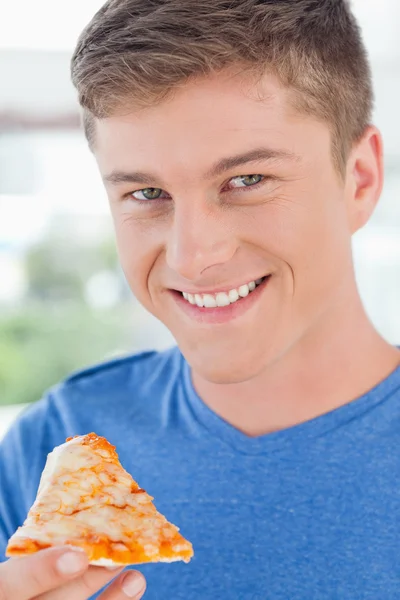 彼がそれを食べる準備ができてピザを持つ男のクローズ アップ — ストック写真