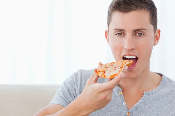 Bir adam onun pizza bir ısırık almak üzeresin — Stok fotoğraf