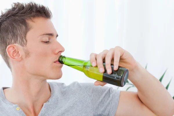 A handsome man drinking some beer — Stock Photo, Image