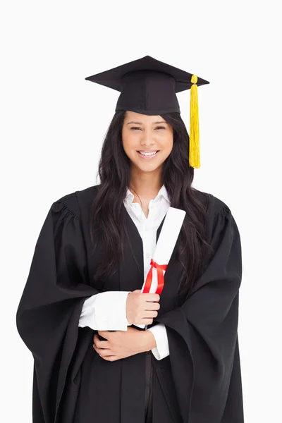 Mujer con su título vestida con su vestido de graduación — Foto de Stock