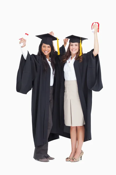 2 人の女性は彼らの卒業を祝う — ストック写真