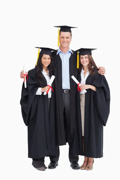 Longitud completa de tres amigos se gradúan de la universidad juntos — Foto de Stock