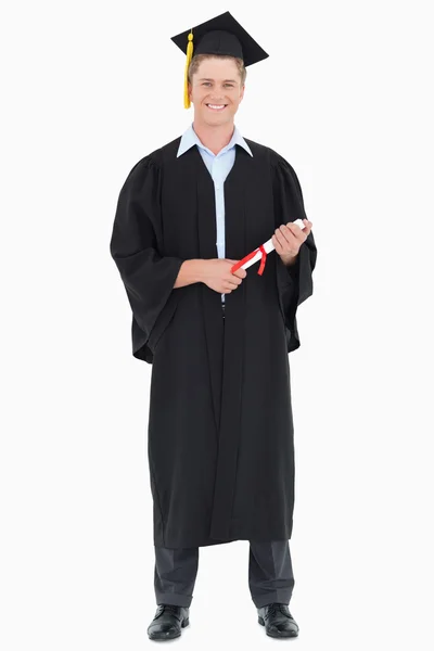 Um homem graduado com a sua licenciatura na mão — Fotografia de Stock