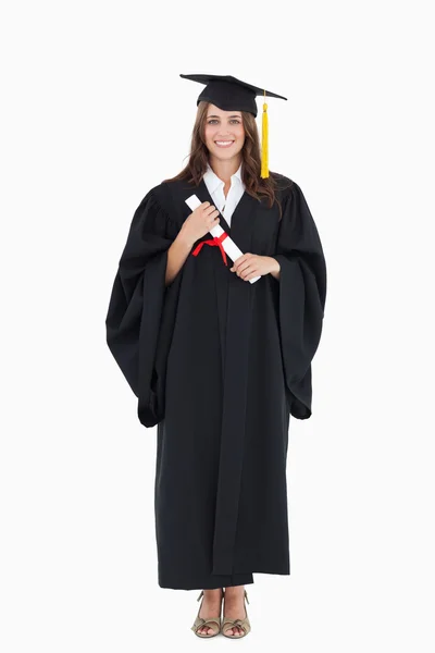 Aufnahme in voller Länge von einem Hochschulabsolventen, der einen Abschluss besitzt und auf t schaut — Stockfoto