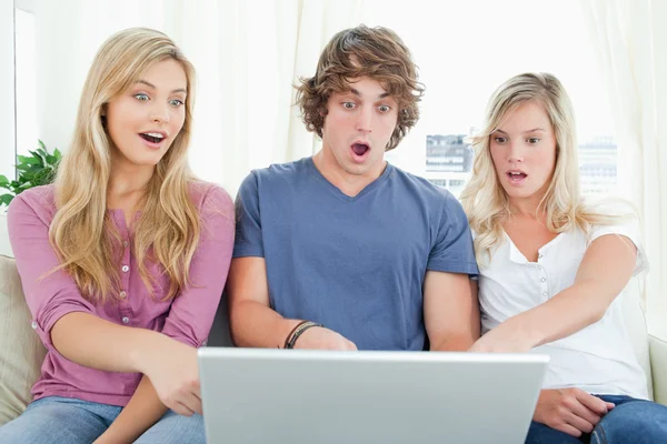 Wstrząśnięty rodzeństwo w to, co jest na laptopie — Zdjęcie stockowe