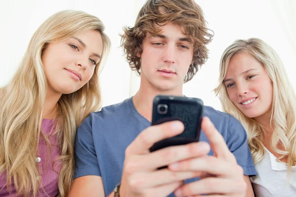 Happy friends looking at the phone — Stock Photo, Image