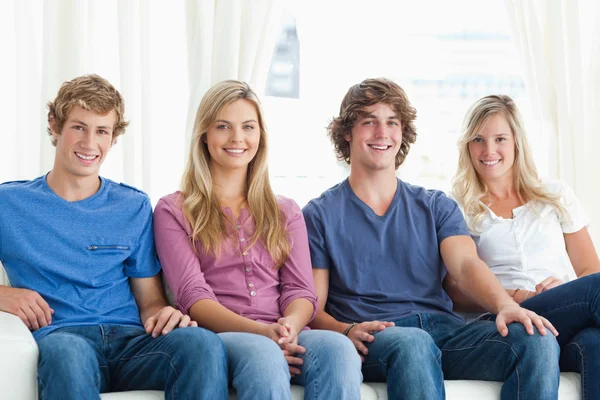 Un grupo de sentarse juntos en el sofá — Stockfoto