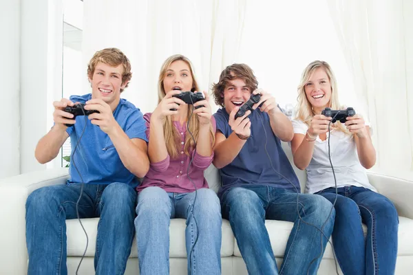 Un grupo de amigos jugando videojuegos juntos —  Fotos de Stock
