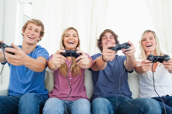 Egy baráti társaság együtt játszanak, videojátékok, és mosolyogva — Stock Fotó